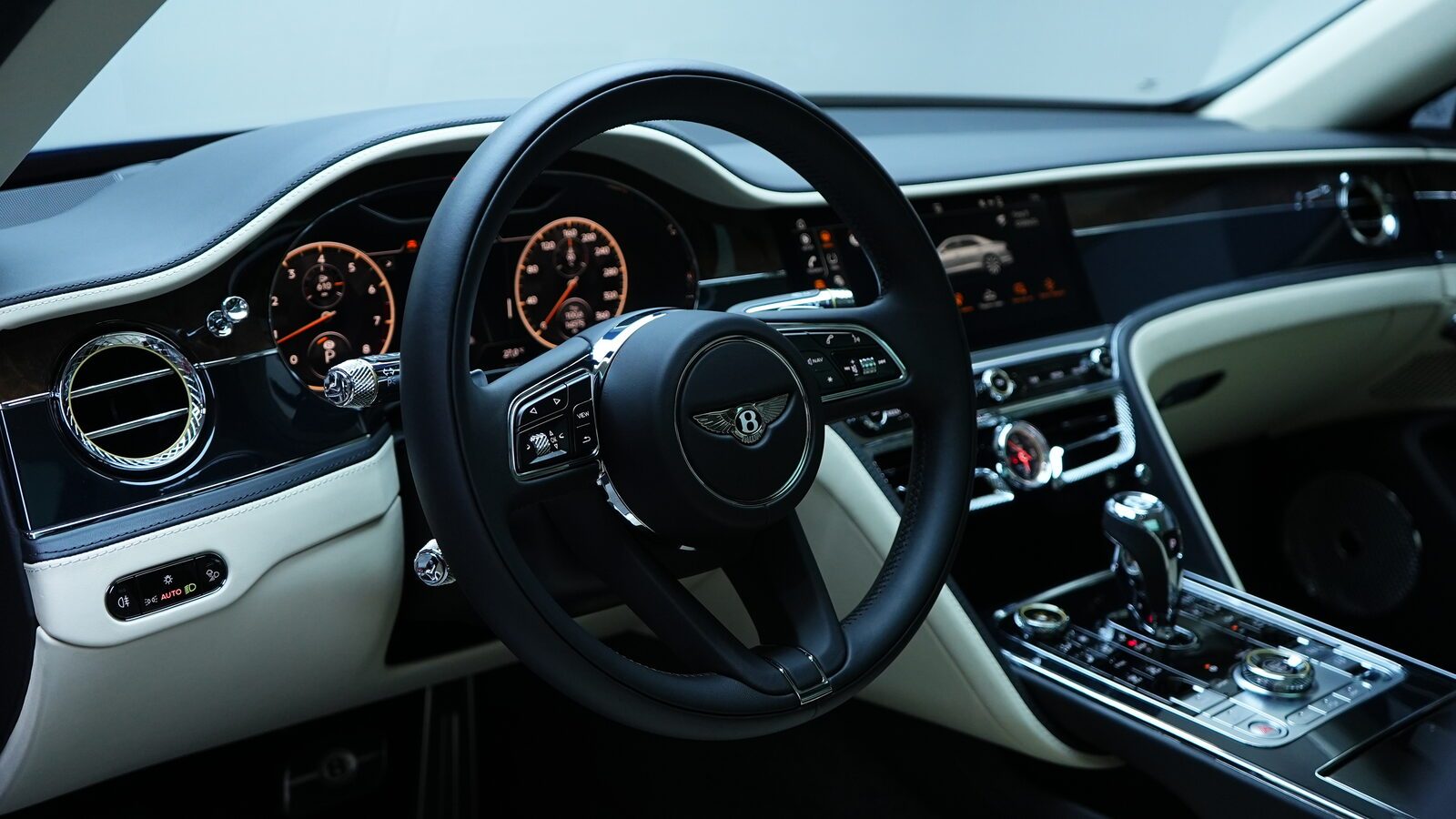 Аренда Bentley Flying Spur в Дубае — фото 6