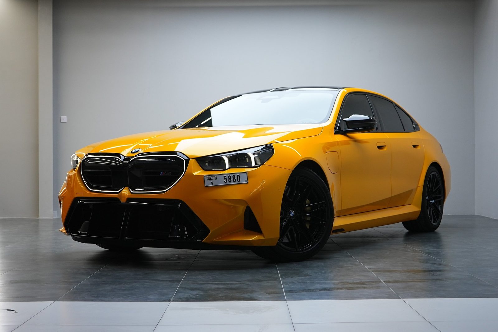 Аренда BMW M5 в Дубае — фото 1