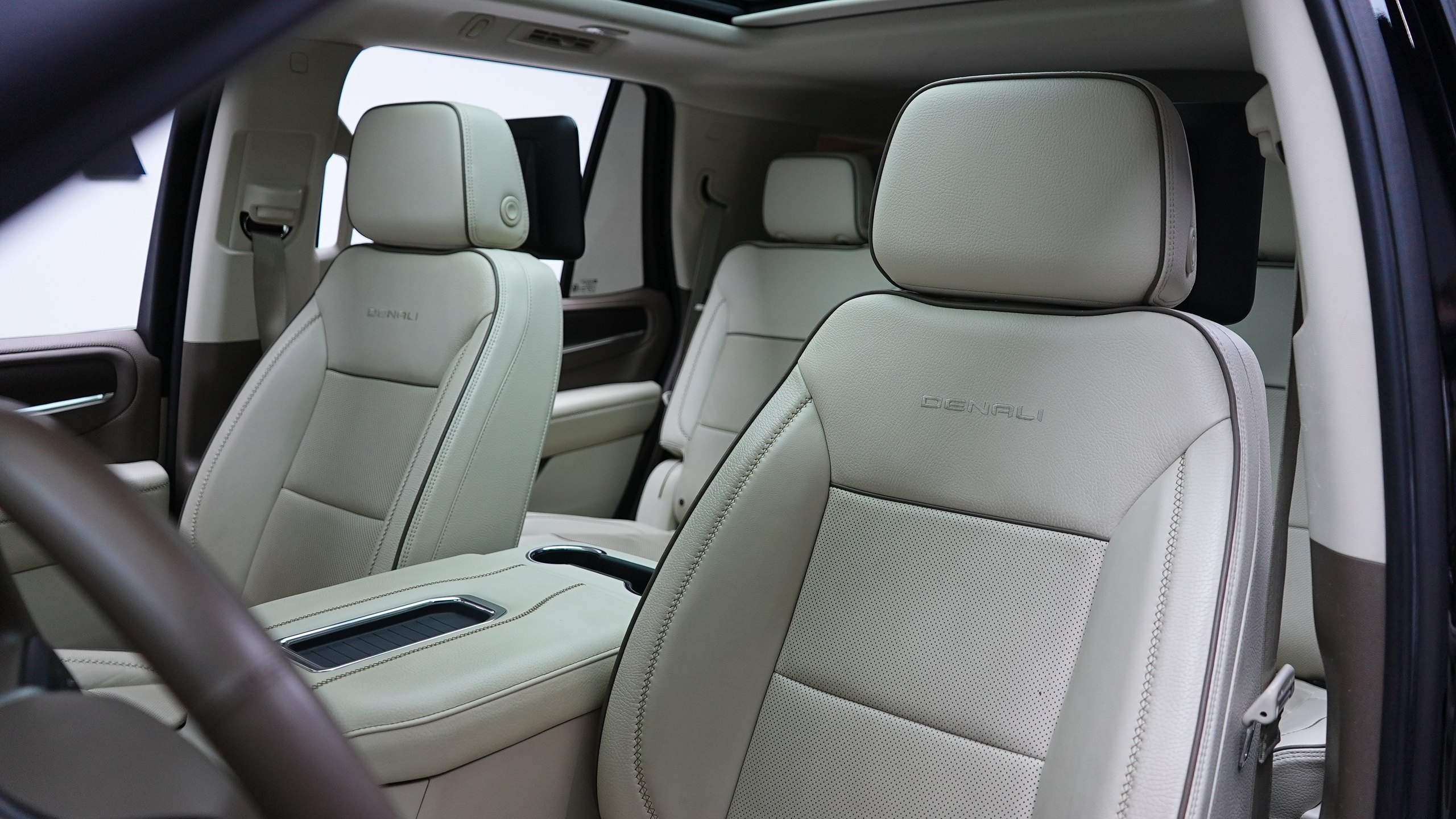 Аренда GMC Yukon Denali в Дубае — фото 7
