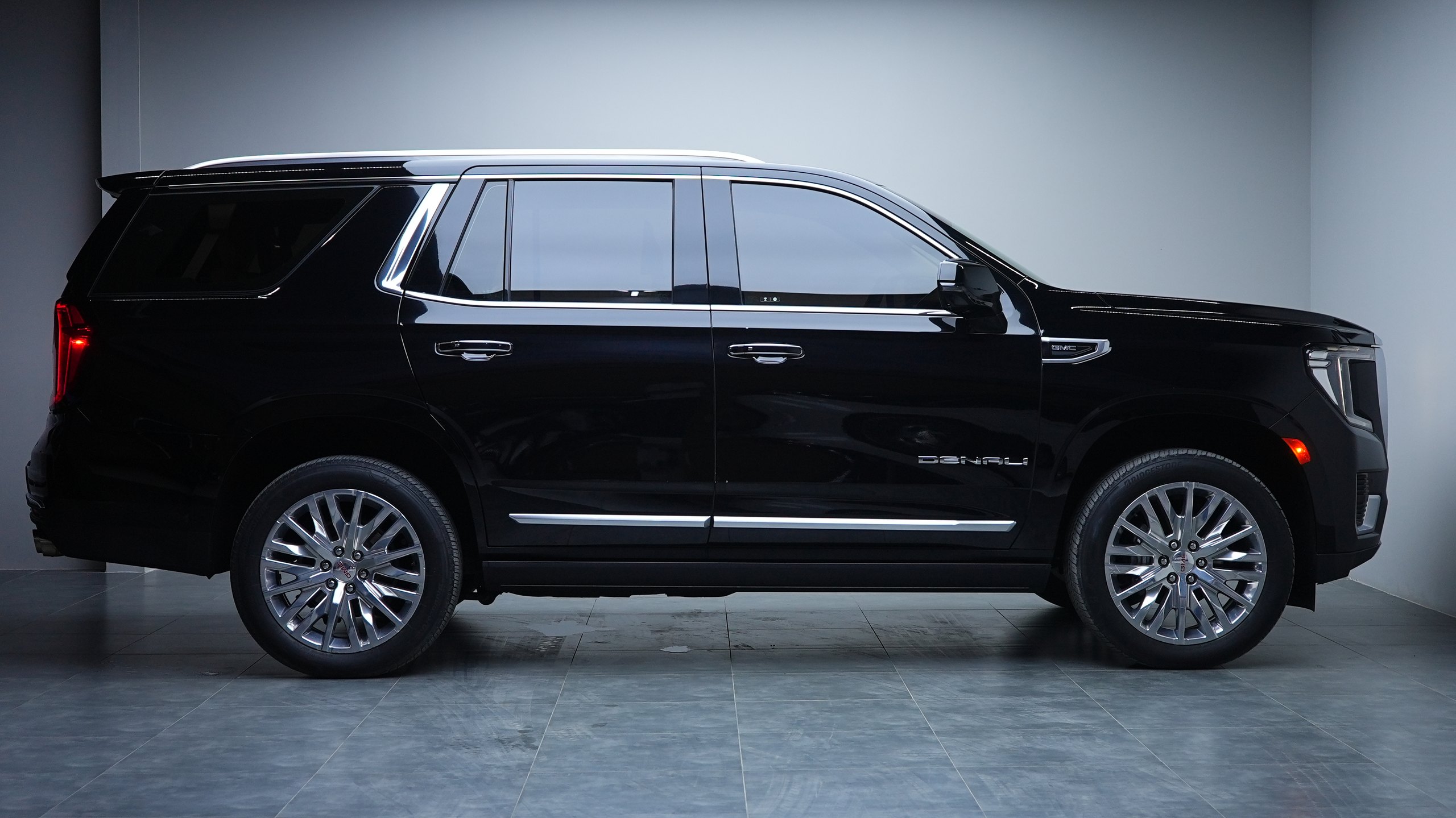 Аренда GMC Yukon Denali в Дубае — фото 3
