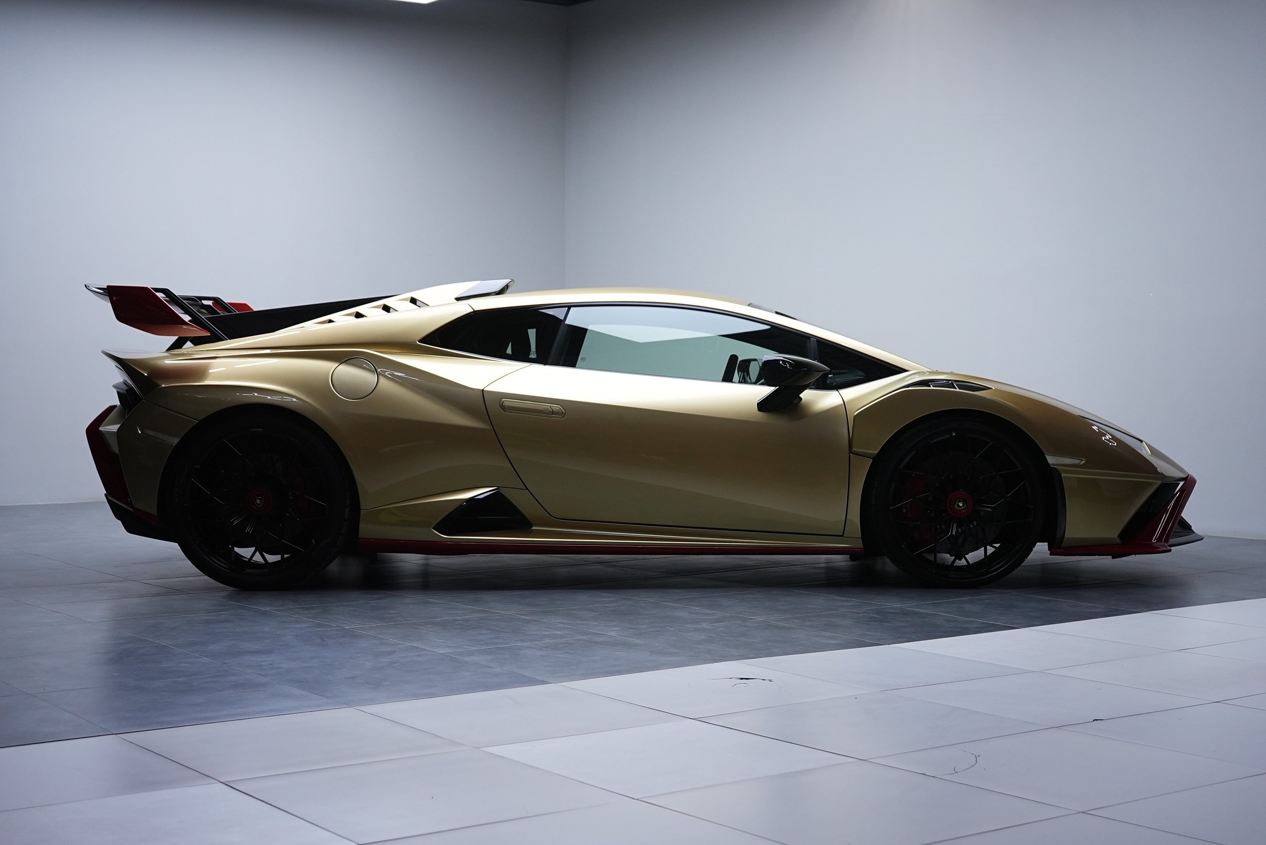 Аренда Lamborghini Huracan STO в Дубае — фото 3