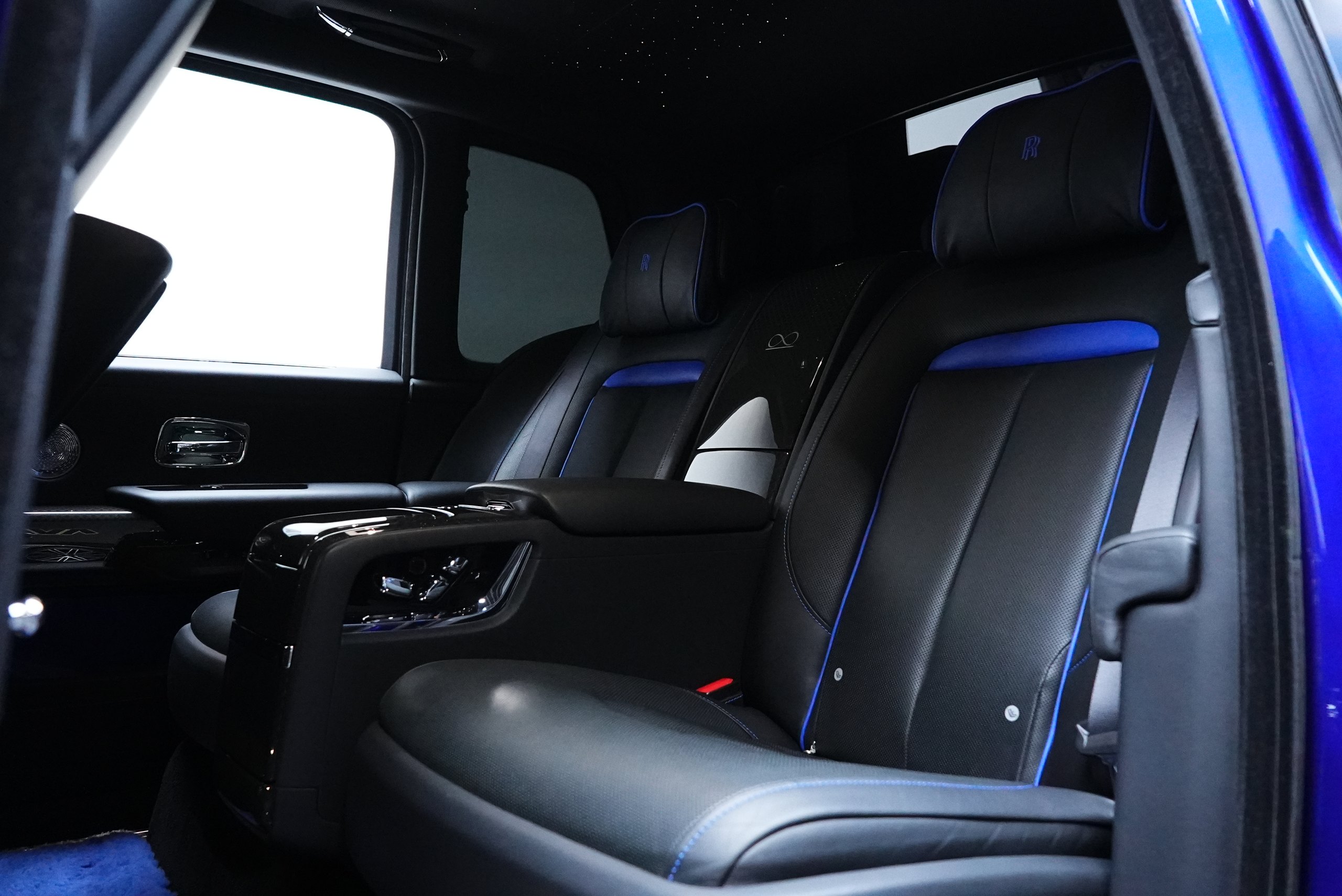 Аренда Rolls-Royce Cullinan Black Badge в Дубае — фото 8