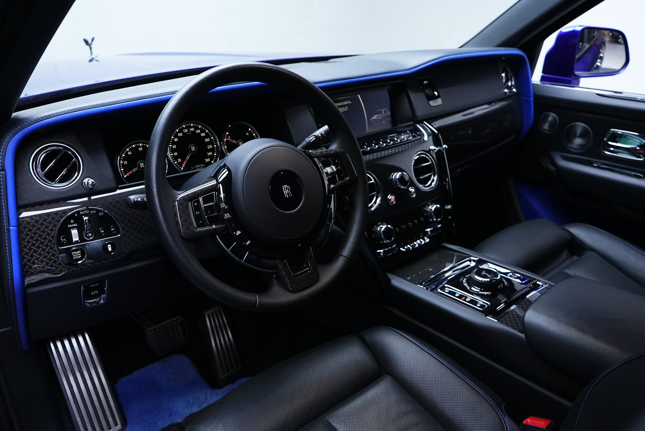 Аренда Rolls-Royce Cullinan Black Badge в Дубае — фото 6