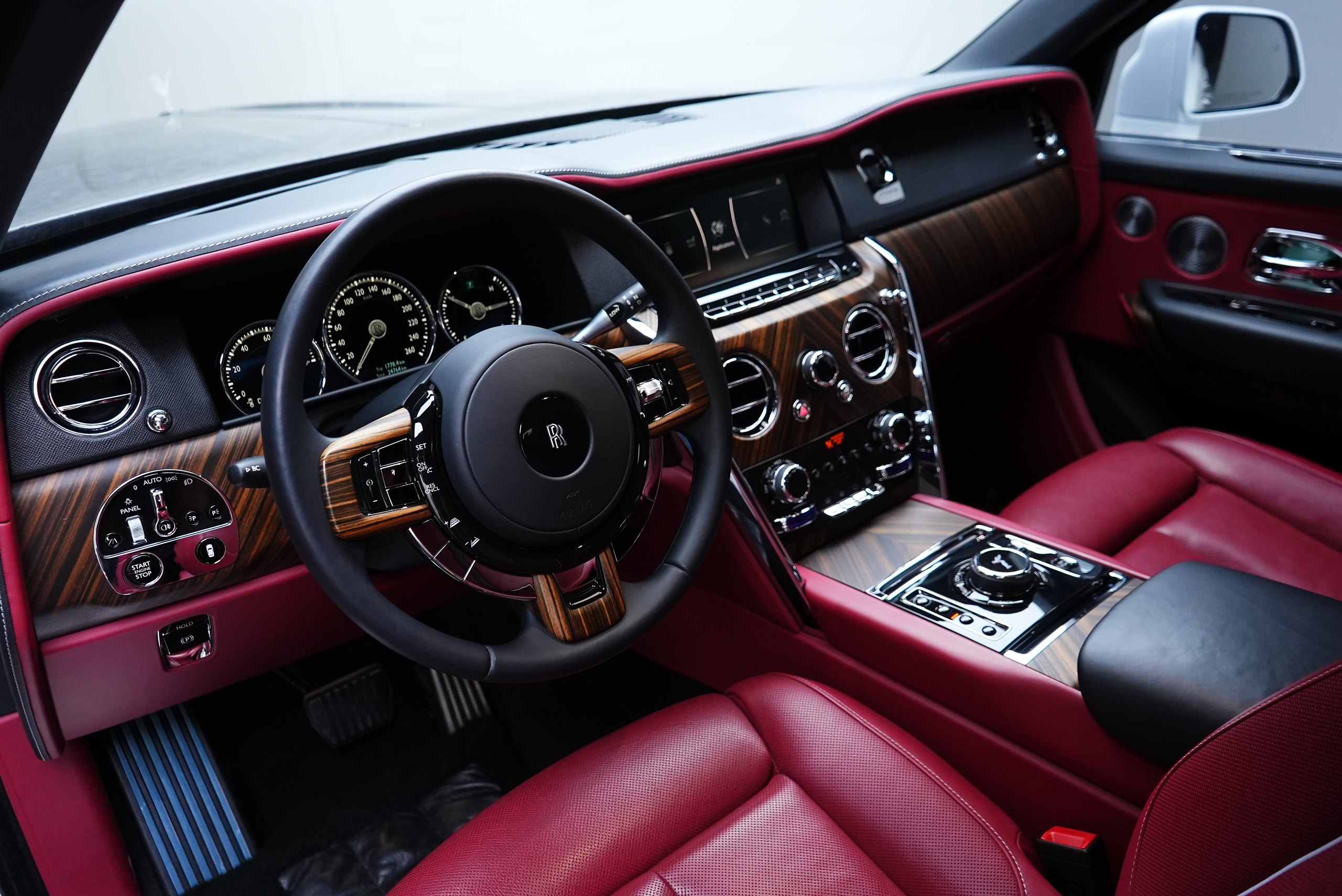 Аренда Rolls-Royce Cullinan Mansory в Дубае — фото 6
