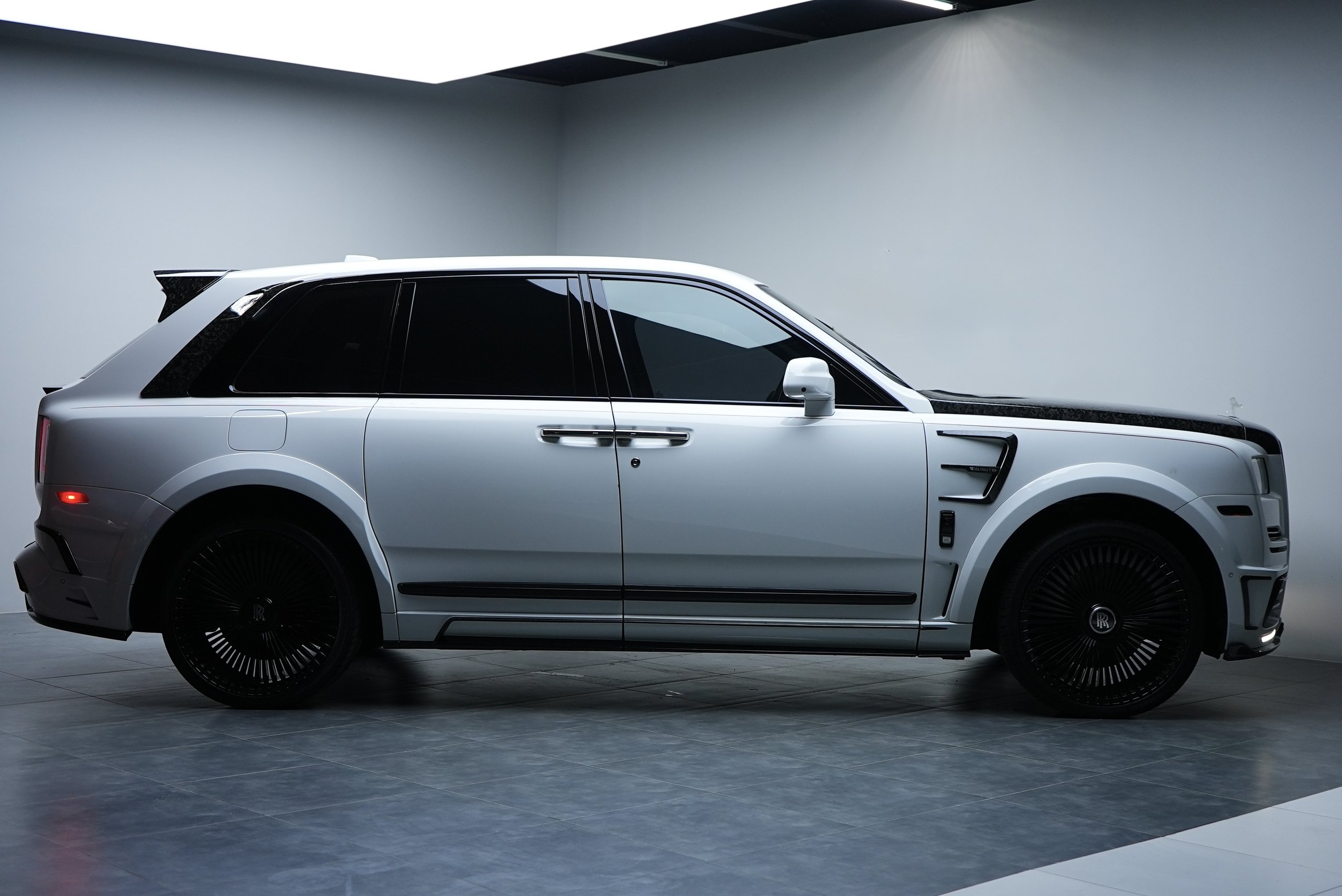 Аренда Rolls-Royce Cullinan Mansory в Дубае — фото 3