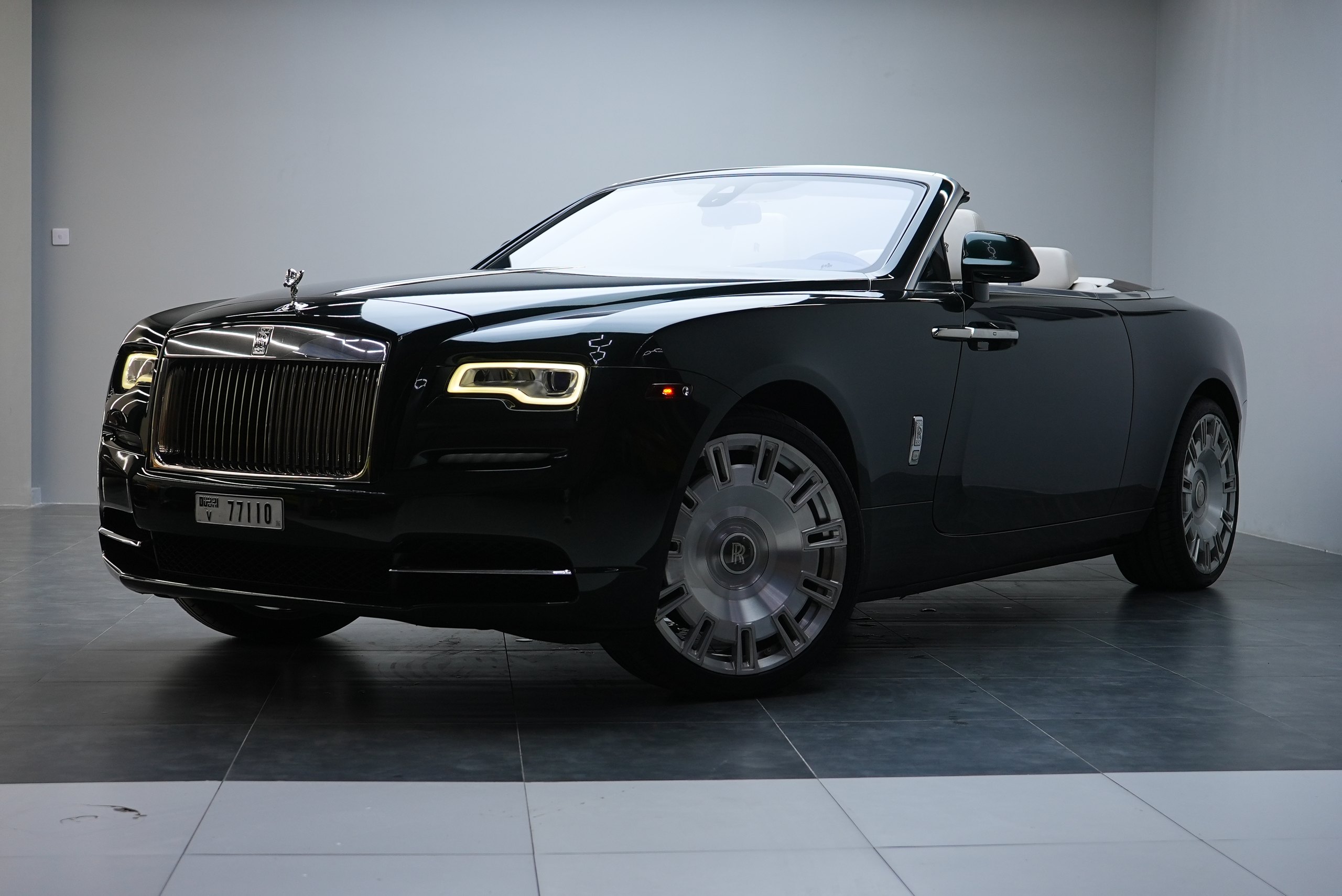 Аренда Rolls-Royce Dawn в Дубае