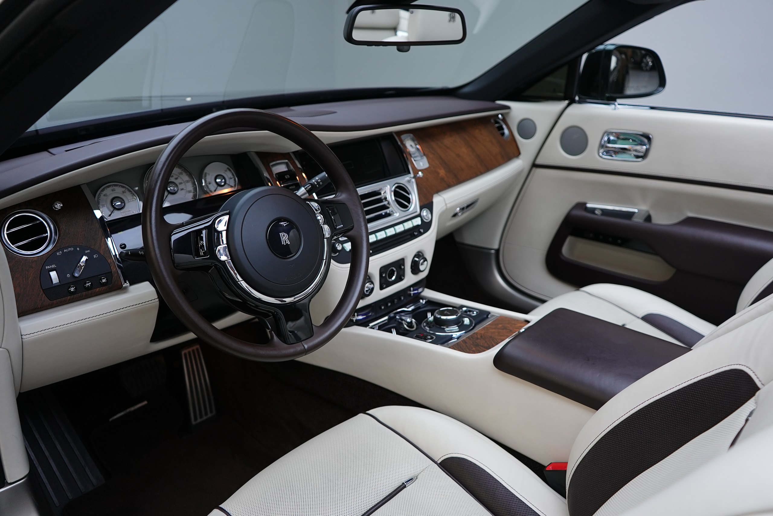 Аренда Rolls-Royce Dawn в Дубае — фото 6