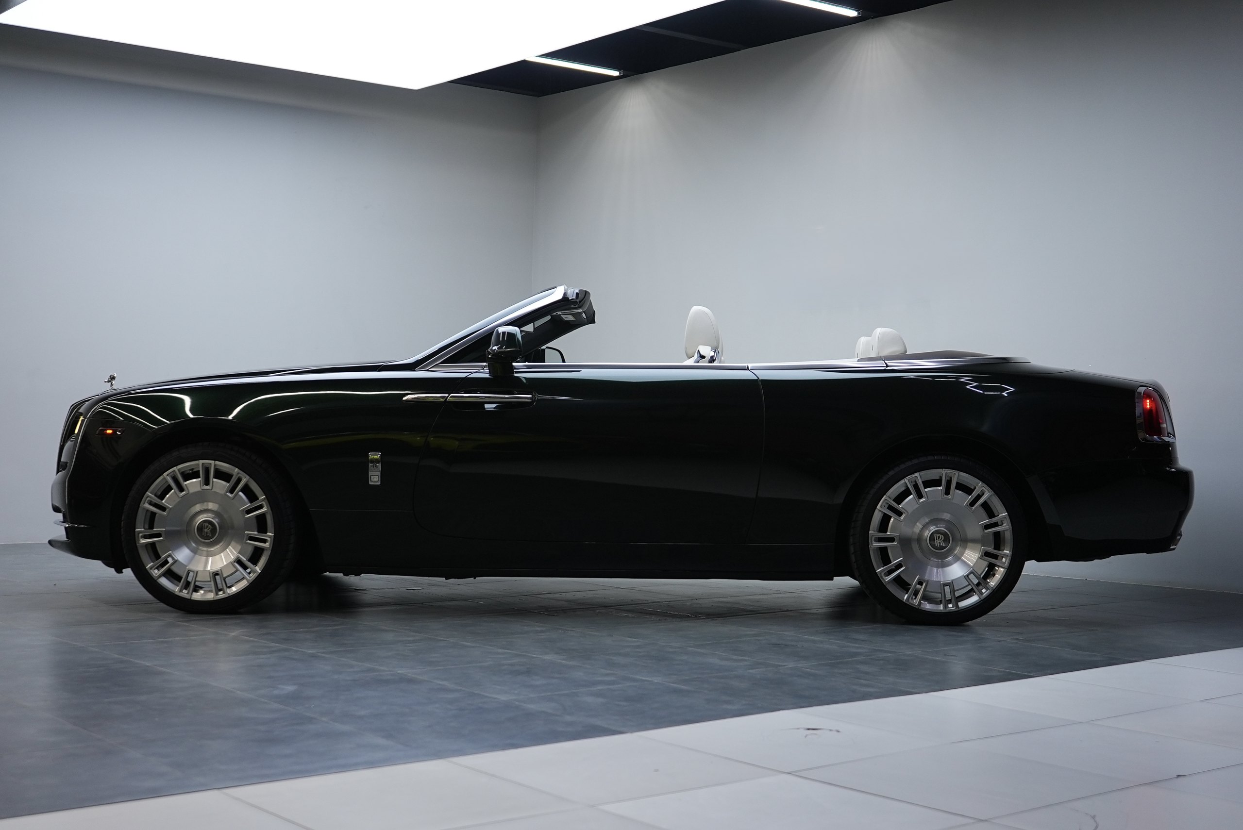 Аренда Rolls-Royce Dawn в Дубае — фото 3