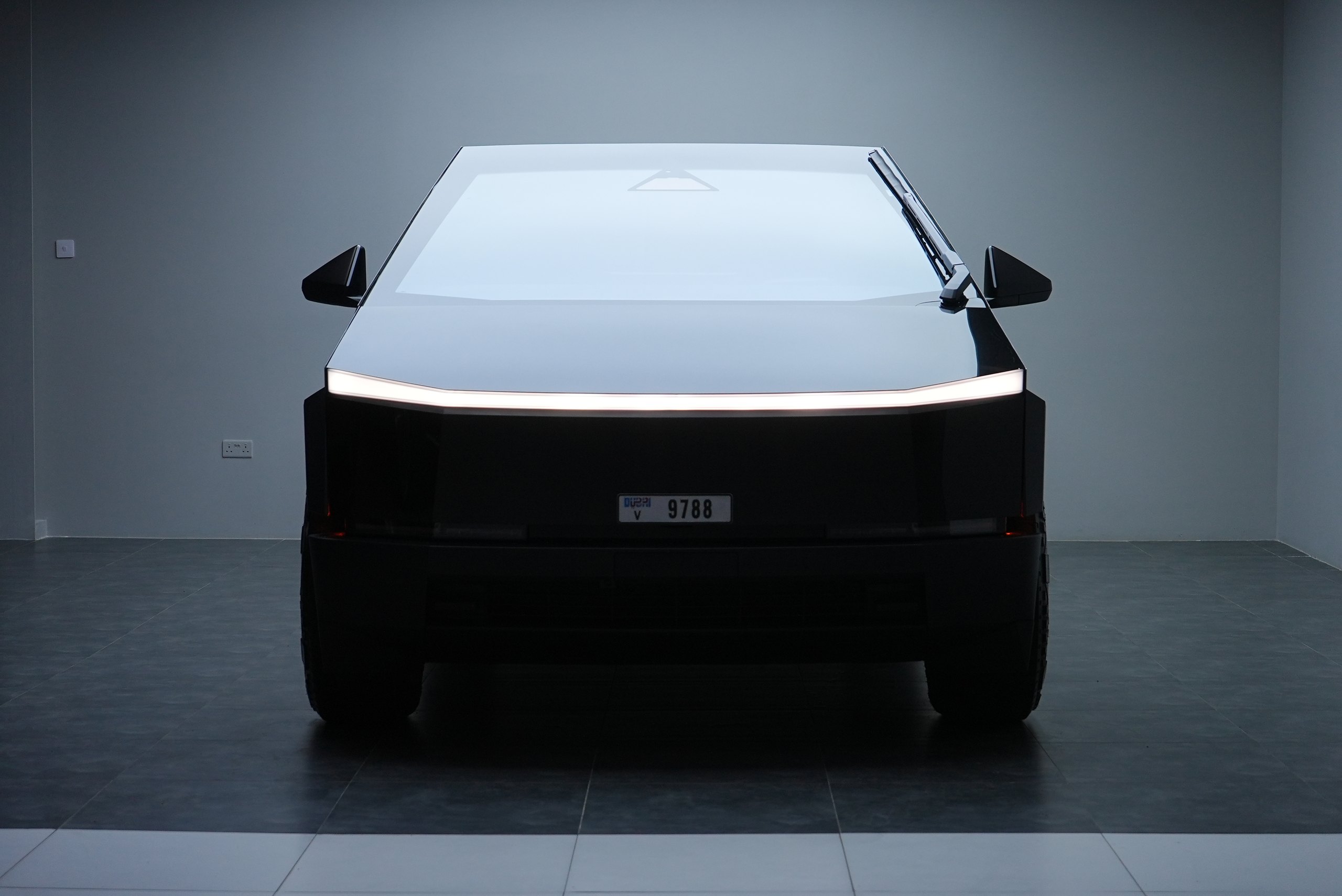 Аренда Tesla Cyberbeast в Дубае — фото 4