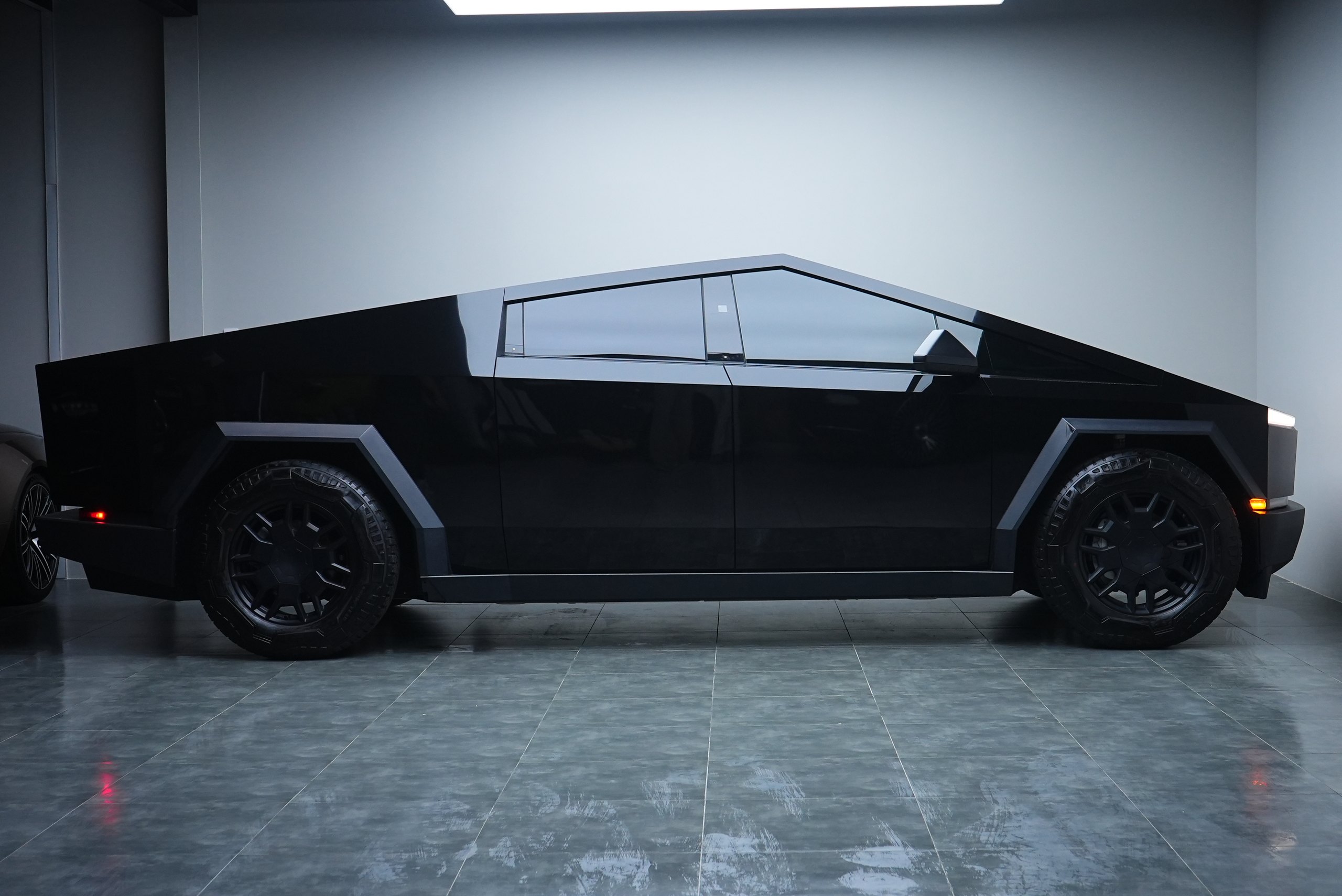 Аренда Tesla Cyberbeast в Дубае — фото 3