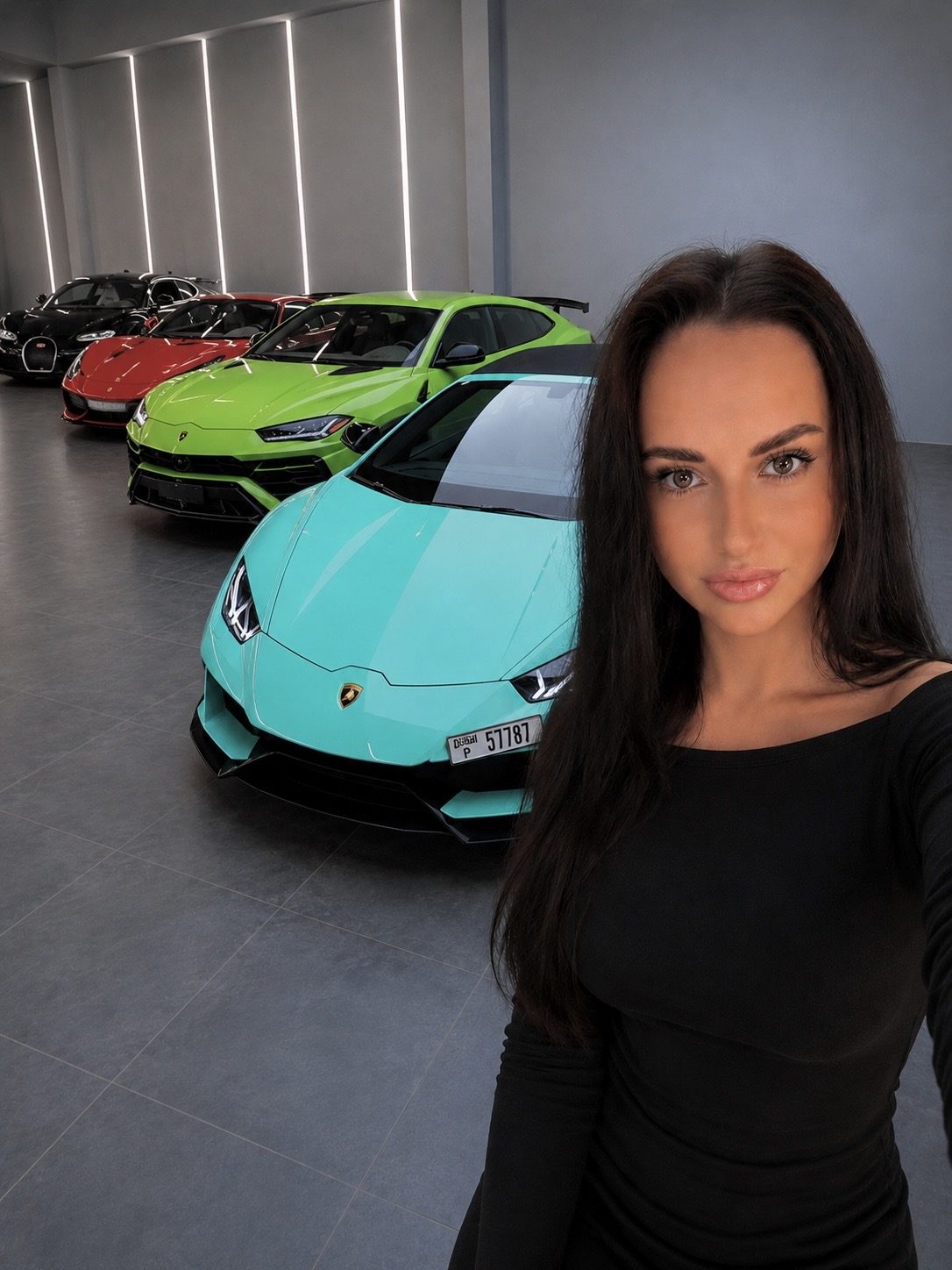 Анна — персональный менеджер AVA Cars на фоне автопарка: Bugatti, Ferrari и Lamborghini в Дубае